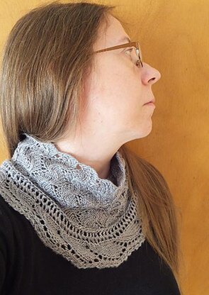 Mistarille cowl and cuffs