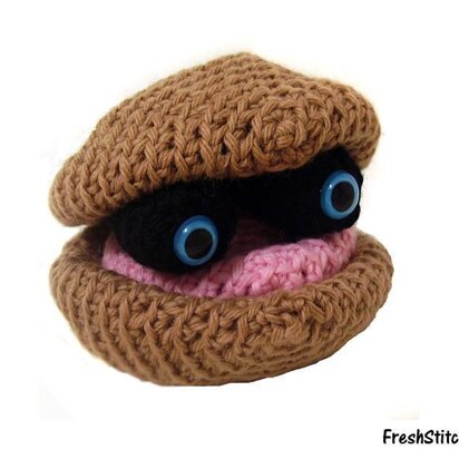 Amigurumi Stuart the Clam Puppet