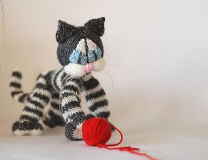 Playful Blue eyes Tabby cat ( a wire skeleton inside) - knitting pattern (knitted round)