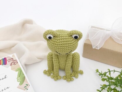 Crochet frog toy amigurumi pattern