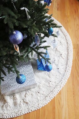 Snowbell Tree Skirt