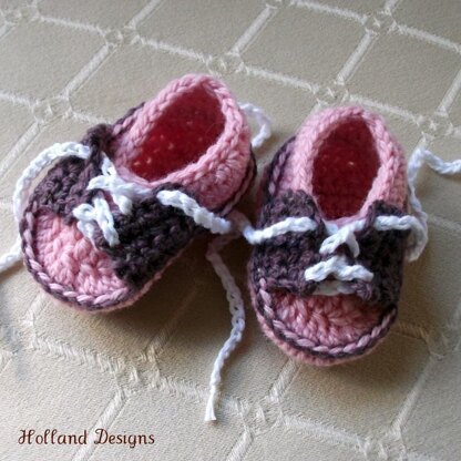 Baby Saddle Shoes Crochet pattern by Lisa van Klaveren LoveCrafts