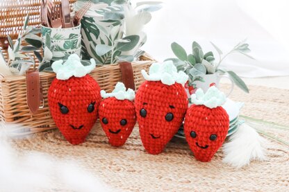 Crochet Strawberry (Fragola Family)
