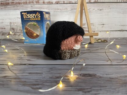 Claudia Winkleman Chocolate Orange Cover Knitting Pattern
