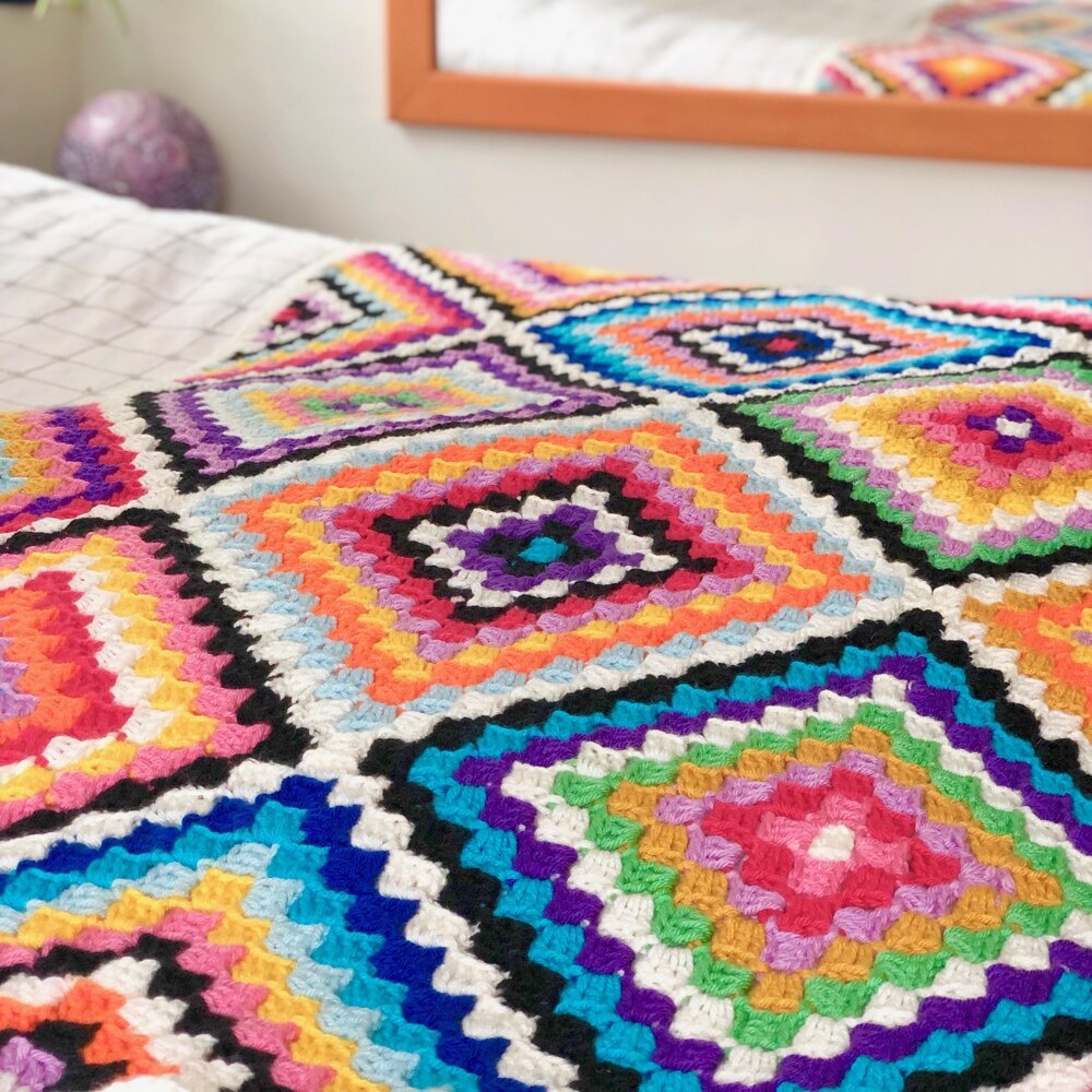 Super Easy Two-Color Blanket Crochet Pattern (FREE!) - Daisy