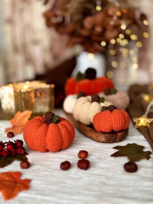 Realistic pumpkins in 2 sizes