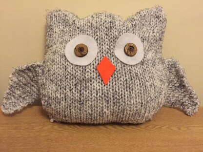 Obi The Owl Cushion Knitting Pattern.