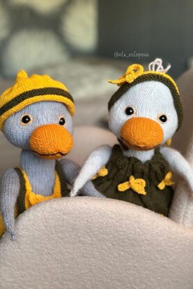 Knitting toy clothes for goose