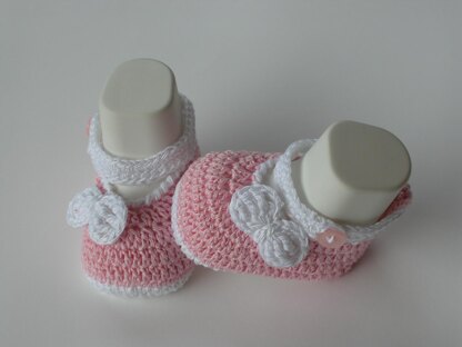 Baby shoes bow white