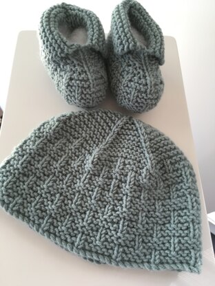 garter stitch hat and booties