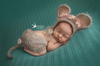 Knitted mouse new born set