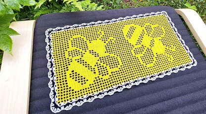 Bee Table Runner