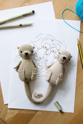 Amigurumi otters in love