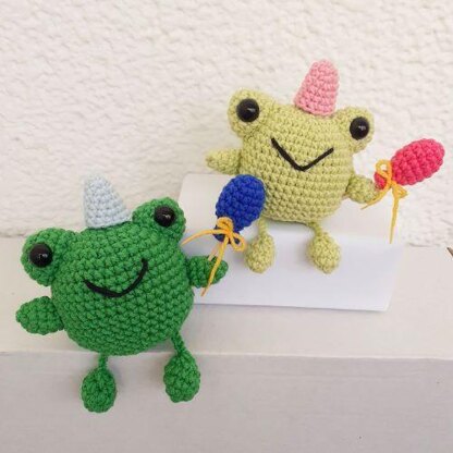 Birthday frog, Leggy frog crochet pattern