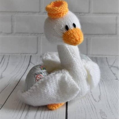 Waddle the Swan Easter Egg Holder - knitting pattern