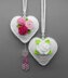 Heart hanging decoration in 2 versions - versatile & easy from scraps of yarn