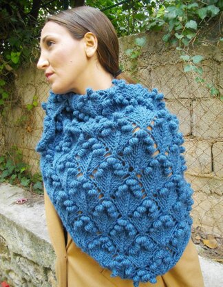 Triangular shawl with bobbles