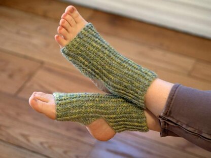 Crochet Yoga Socks in Plymouth Yarn Sakkie - F643