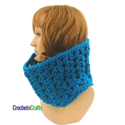 Clustered V-Stitch Crochet Cowl Pattern