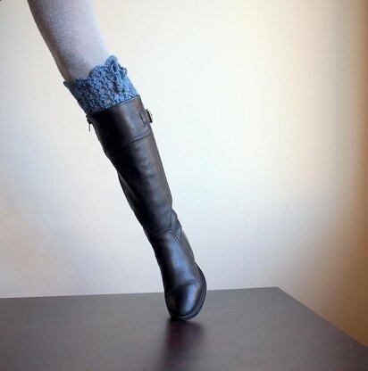 Lacy legwarmers with leaves tie
