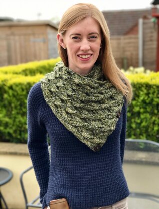 Aranyani Neck Warmer / Triangular Cowl in Sirdar Harrap Tweed DK or Sirdar Loveful Recycled Tweed DK