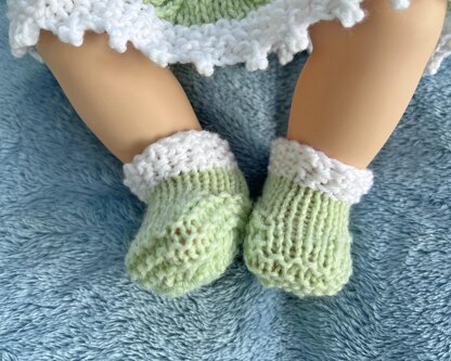 P132 Dolls Dress, Bonnet and Bootees