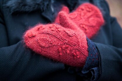 Blood Trillium Mittens