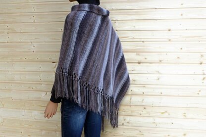 Trendy poncho with fringes