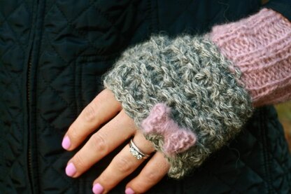 Bonnie Bow Wristwarmers