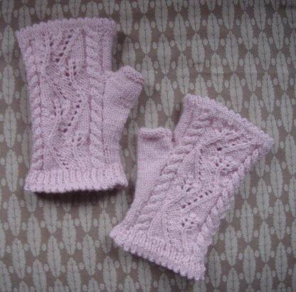 Tilting Leaf and Cable fingerless mitts/gloves