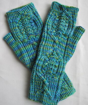 Kando Cabled Fingerless Mitts