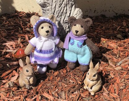 Amy & Oscar teddy bears knitting pattern 10984