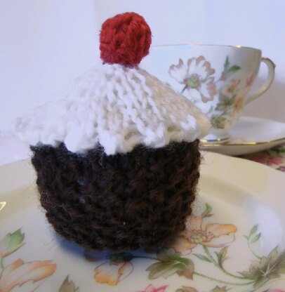 Knitted Cupcake Pincushion