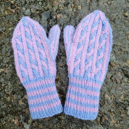 Children’s cable mittens  in twined technique