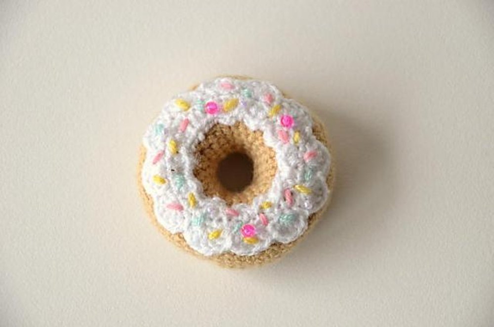 вязаный пончик крючком. вязаная подушка пончик. пончик амигуруми крючком. вязаный пончик. пончик крючком мастер класс.