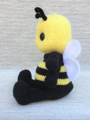 Buzzy Bee Knitting pattern by Rainebo | LoveCrafts