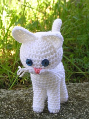 White kitty amigurumi