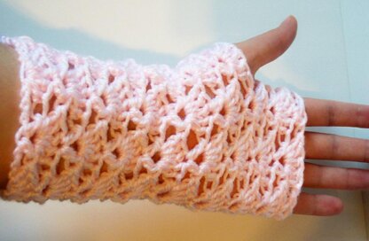 Lacy Scallops Fingerless Gloves