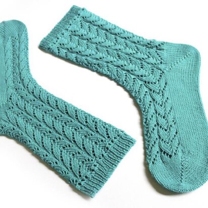 Gentle Waves socks - knitting pattern