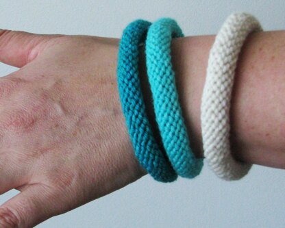 Easy knitted bangle