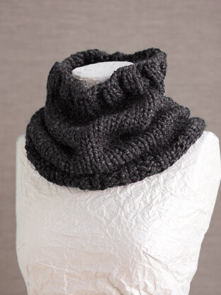 Basic Cowl in Lion Brand Wool-Ease Thick & Quick - L0412C