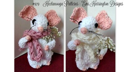 979-Knit Mouse with Bouquet