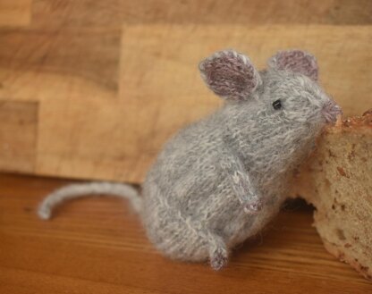 Wee Mouse Knitting Pattern