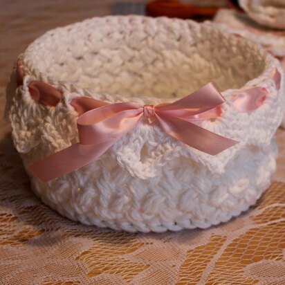 Round Cluster Basket with Drop over Lace Edge