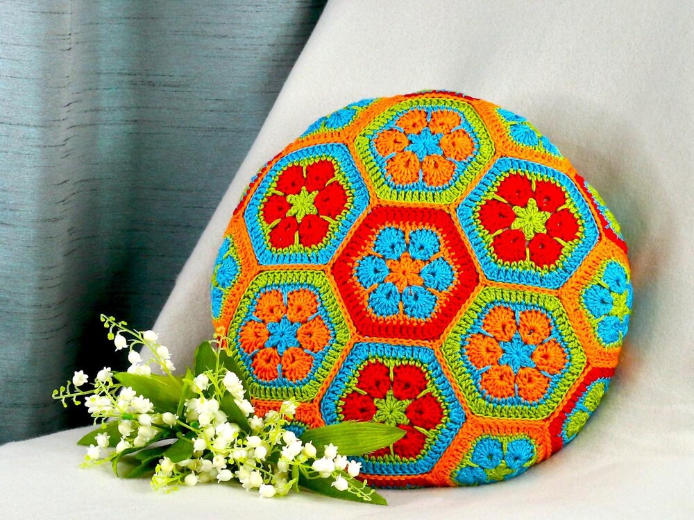 Round flower outlet pillow