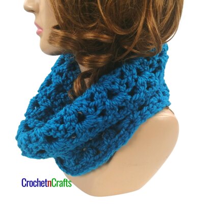 Clustered V-Stitch Crochet Cowl Pattern