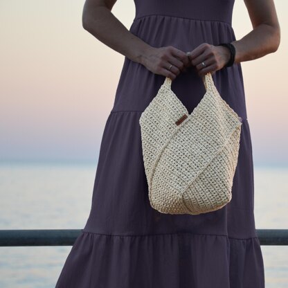 Diagonal raffia shopping bag