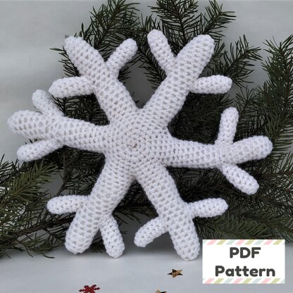 Voluminous crochet snowflake