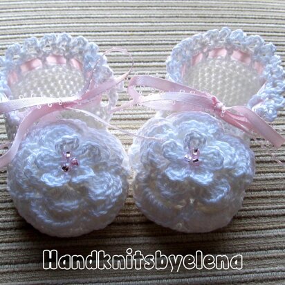 CROCHET BABY BOOTIES WITH A LARGE FLOWER