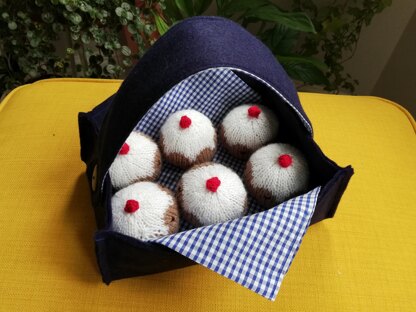 6 Current Buns in a Bakers Shop